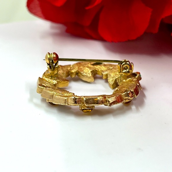 Cute and Minimalist Micro Wreath Brooch with Crystal Accents - Picture 4 of 5